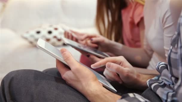 Familie maakt gebruik van een tablet — Stockvideo