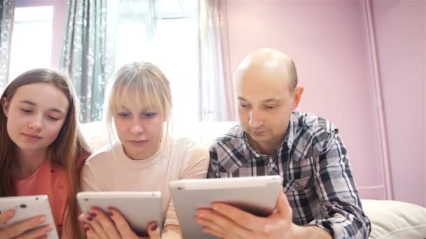 Семья пользуется планшетом — стоковое видео