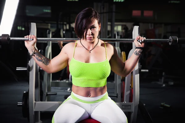 Woman bodybuilder utbildning — Stockfoto
