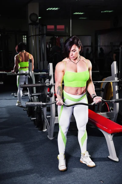 Bodybuildertraining für Frauen lizenzfreie Stockfotos