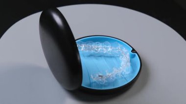 Dişlerin düzeltilmesi için göstericileri temizleyin. Yüksek kalite 4k görüntü