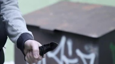 Sokaktaki bir hırsız ya da haydut bıçakla tehdit ediyor. Yüksek kalite 4k görüntü