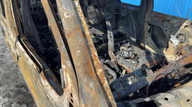 Yangından sonra tamamen yanmış bir araba, sokakta duruyor. Yüksek kalite 4k görüntü