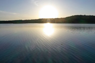 Gün batımı suya yansıyor.