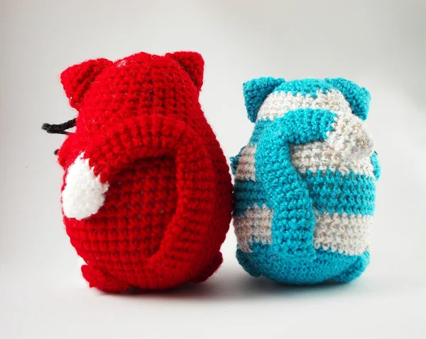 Um par de gatos de crochê Imagem De Stock