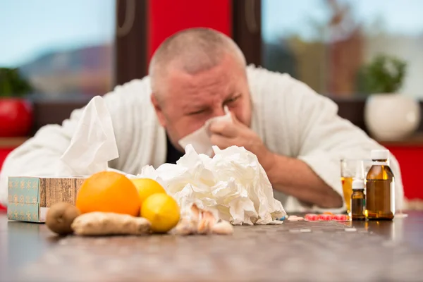 Homem doente sofrendo frio e inverno vírus da gripe beber chá — Fotografia de Stock