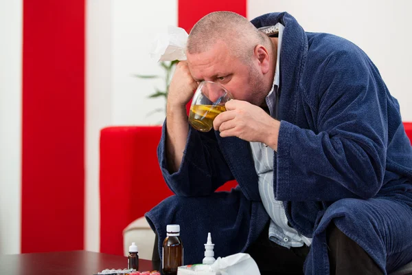 Pacjent dorosły człowiek z przeziębienia i grypy choroby zwolnieniem — Zdjęcie stockowe