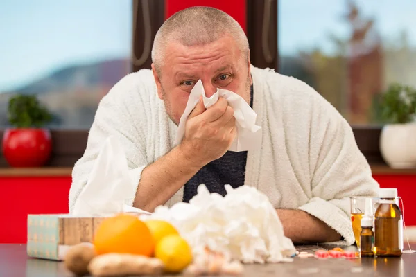 Homem doente sofrendo frio e inverno vírus da gripe beber chá — Fotografia de Stock