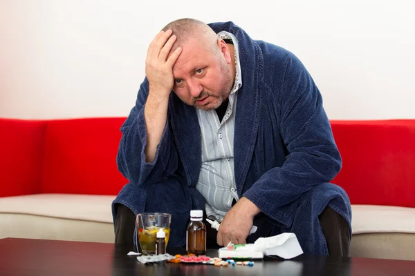 Volwassen man patiënt met koude en griep ziekte vrijstelling — Stockfoto