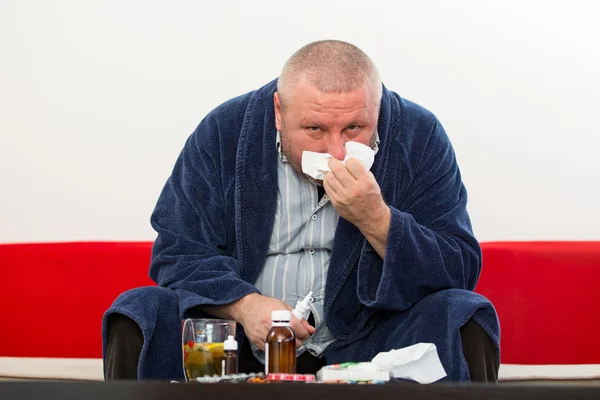 Volwassen man patiënt met koude en griep ziekte vrijstelling — Stockfoto