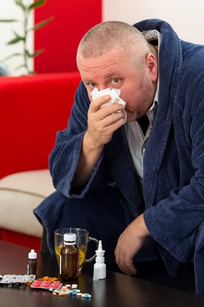 Homem adulto paciente com resfriado e alívio da doença gripal — Fotografia de Stock