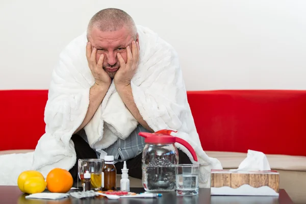 Zieke man dragen van pyjama lijden koud en winter griepvirus hebben geneeskunde — Stockfoto