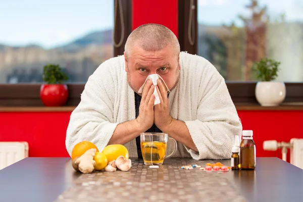 Beteg ember szenvedés téli hideg és influenza vírus teázás — Stock Fotó