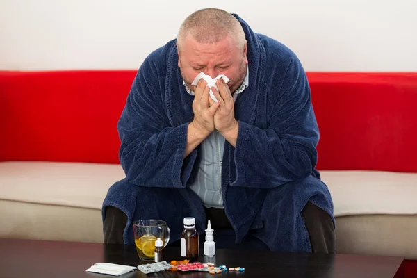 Volwassen man patiënt met koude en griep ziekte vrijstelling — Stockfoto