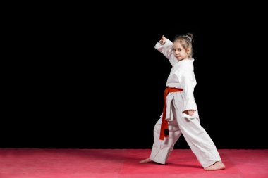 Siyah izole küçük kız pratik karate