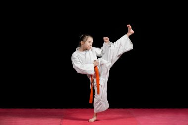 Siyah izole küçük kız pratik karate