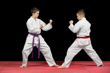 Siyah arka plan üzerine izole beyaz kimono mücadelede iki erkek