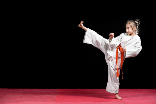 Niña practicar karate aislado en negro —  Fotos de Stock