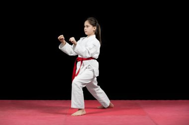 Genç kız karate dövüş sanatları preforming