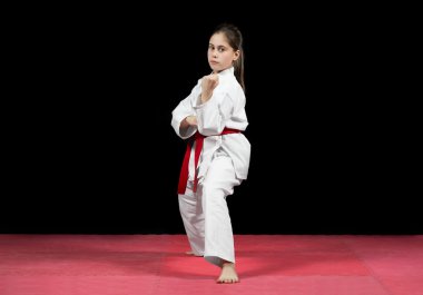 Genç kız karate dövüş sanatları preforming