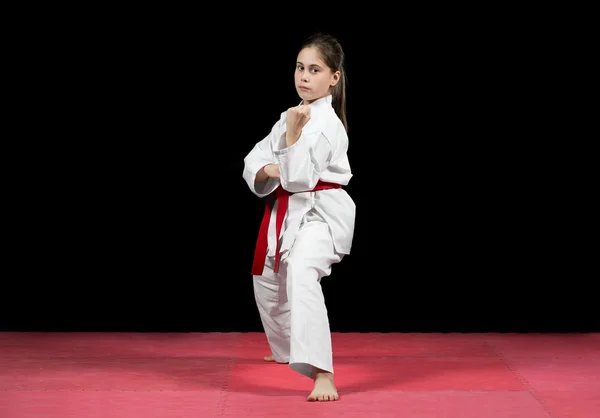 Młoda dziewczyna preforming sztuk walki karate — Zdjęcie stockowe