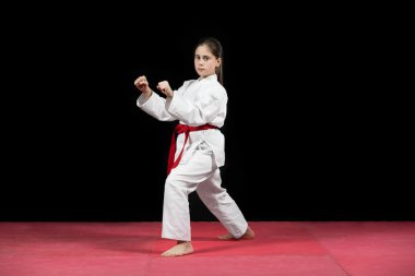 Genç kız karate dövüş sanatları preforming