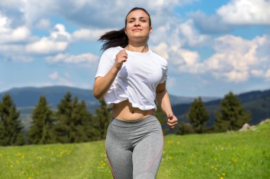 Çayırda spor yapan atletik bir kadın. Bir dizi fotoğraftan..