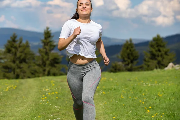 Atletisk kvinna som tränar på en äng, från en komplett serie bilder. — Stockfoto