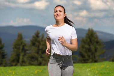 Doğada koşan genç bir kadın