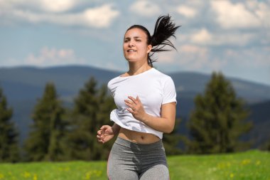 Doğada koşan genç bir kadın