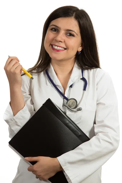 Młody przyjazny piękne kobiece lekarz posiadających folder i uśmiechając się — Zdjęcie stockowe