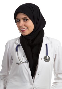 Gülümseyen genç dostu güzel Müslüman kadın doktor portresi