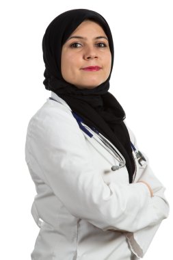 Gülümseyen genç dostu güzel Müslüman kadın doktor portresi