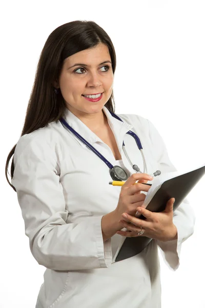 Νέοι φιλικό όμορφη γυναίκα γιατρό κρατώντας φάκελο και χαμογελαστός — Φωτογραφία Αρχείου