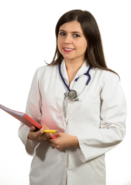 Νέοι φιλικό όμορφη γυναίκα γιατρό κρατώντας φάκελο και χαμογελαστός — Φωτογραφία Αρχείου