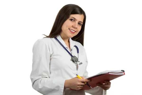 Mladý přátelský krásné ženské doktor drží složku a usmívá se — Stock fotografie