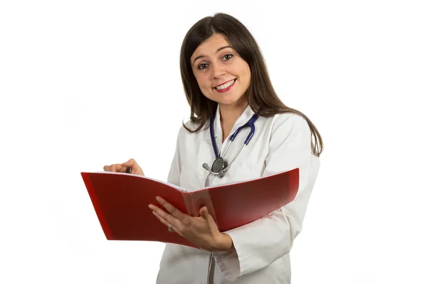 Mladý přátelský krásné ženské doktor drží složku a usmívá se — Stock fotografie