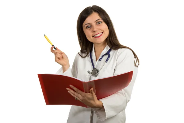 Молодая дружелюбная красивая женщина-врач держит папку и улыбается — стоковое фото