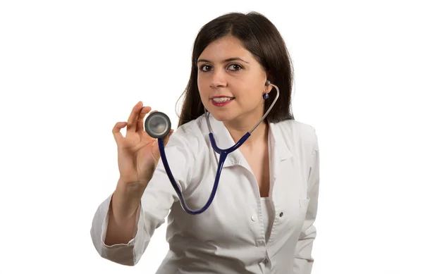 Portret młodego lekarza kobieta przytrzymanie stetoskop — Zdjęcie stockowe