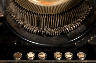 Slav bazı harfler ile eski tozlu daktilo