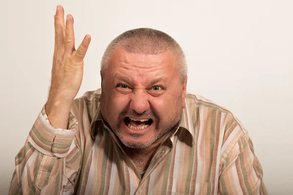 Expresión facial de un hombre enojado — Foto de Stock