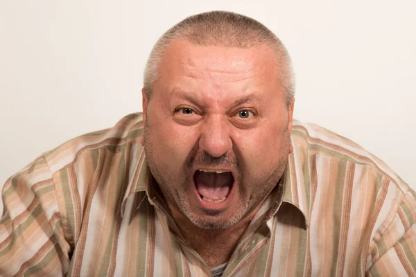 Expresión facial de un hombre enojado — Foto de Stock