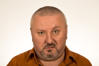 Kameraya hayrete, seyir yetişkin şişman adam şaşırmış