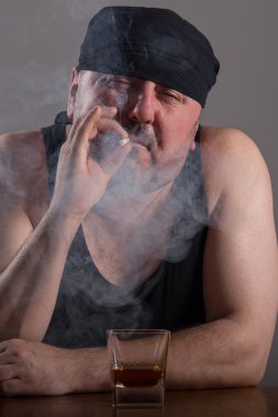 Yetişkin adam sigara ve viski içme