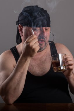 Alkol siyah gömlekli şişko korsan