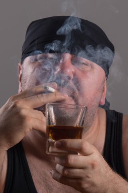 Yetişkin adam sigara ve viski içme
