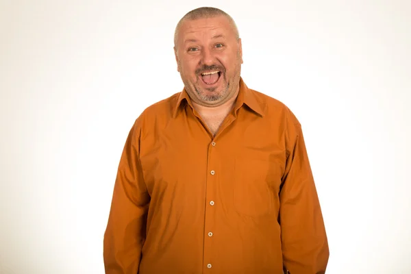 Retrato de un hombre gordo sonriendo aislado sobre fondo blanco — Foto de Stock