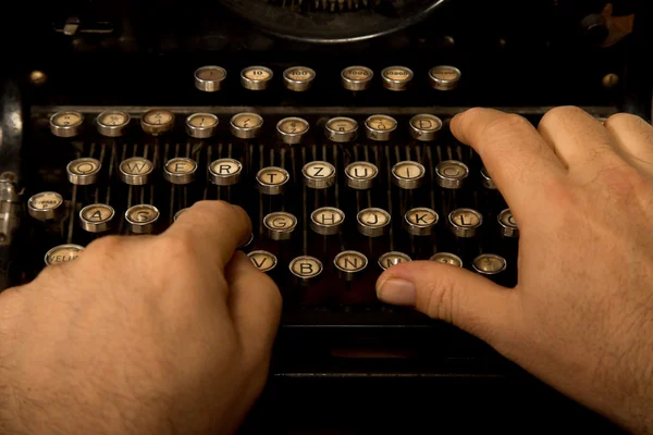 在旧的老式打字机上写的手 — 图库照片