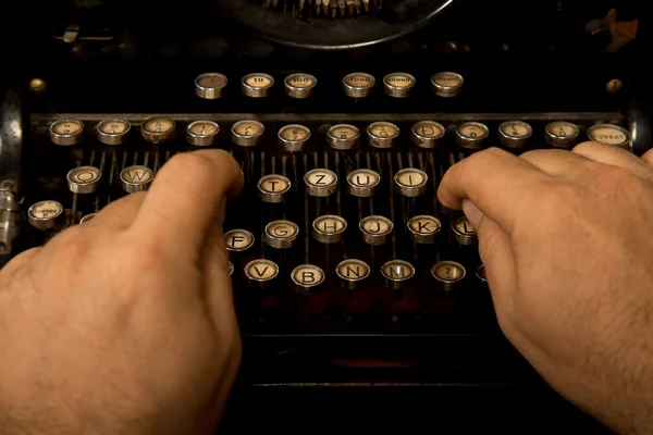 Manos escribiendo en la vieja máquina de escribir vintage —  Fotos de Stock