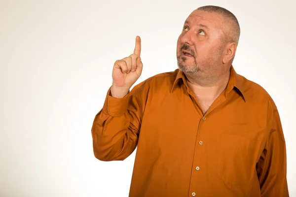 Sonriente macho con sobrepeso apuntando hacia arriba — Foto de Stock